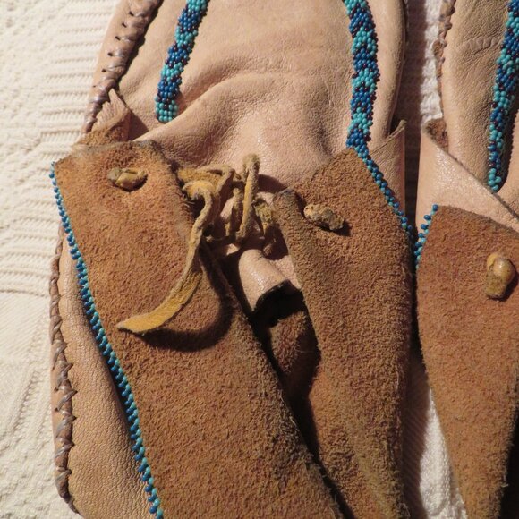 Vintage Native American Handmade Leather Turquoise Beaded Moccasins 10\
